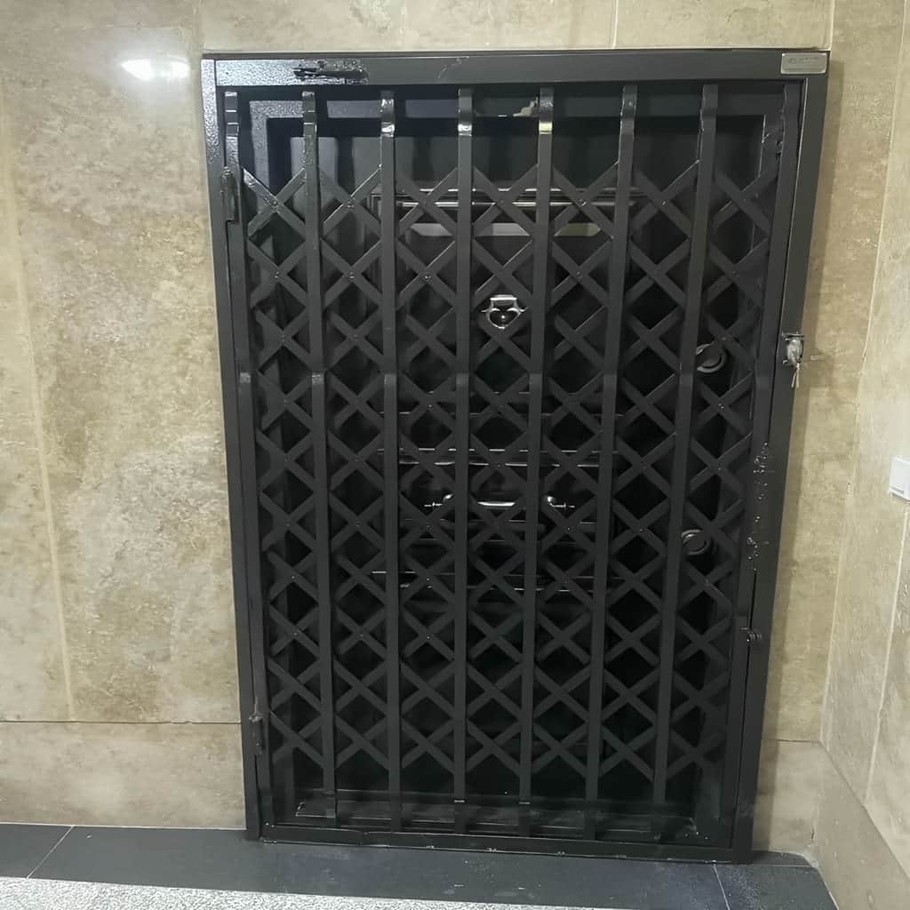 فروش درب آکاردئونی ویلا تمام‌گل در باغ عباس‌آباد