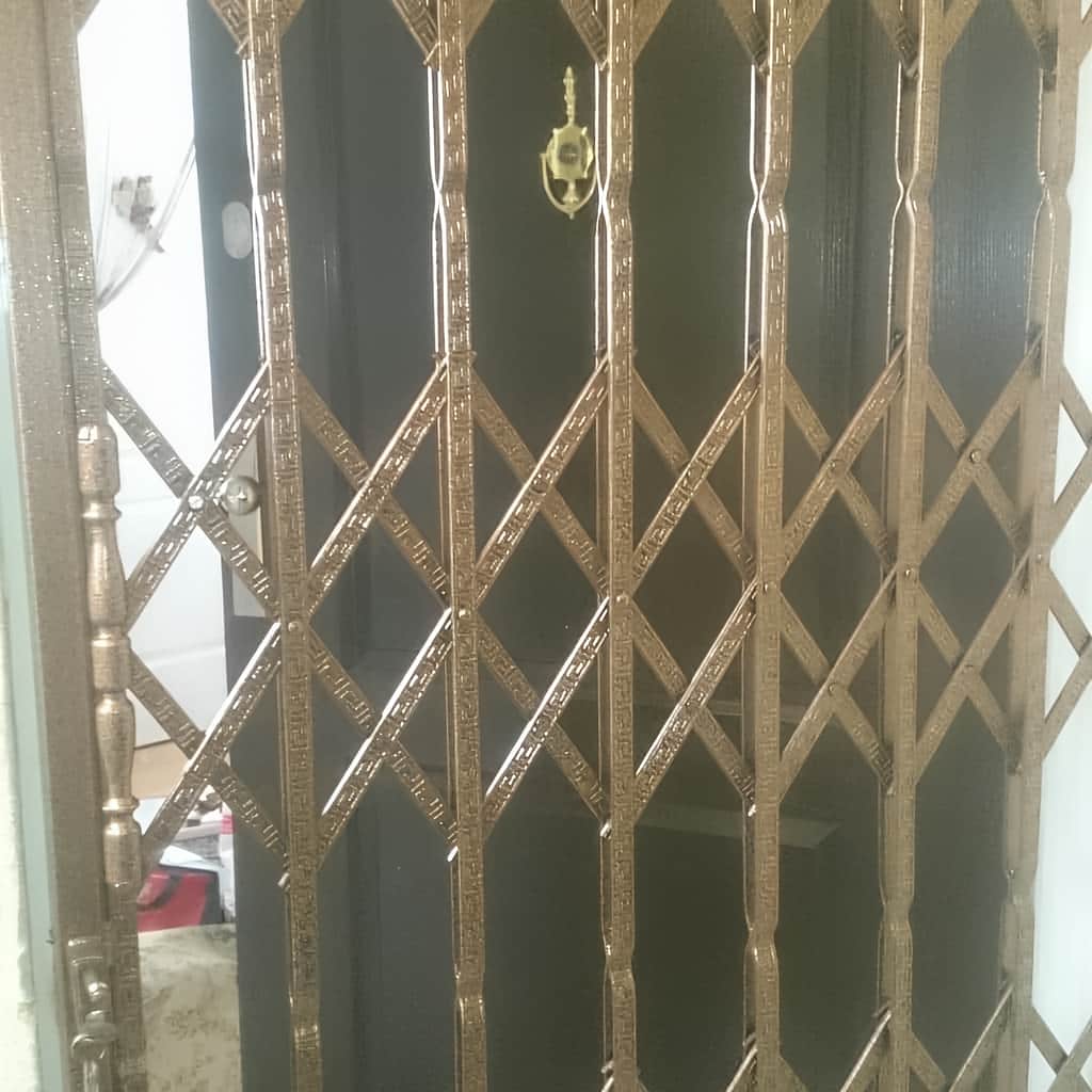 قیمت درب آکاردئونی ویلا سه‌گل در مهرشهر کرج