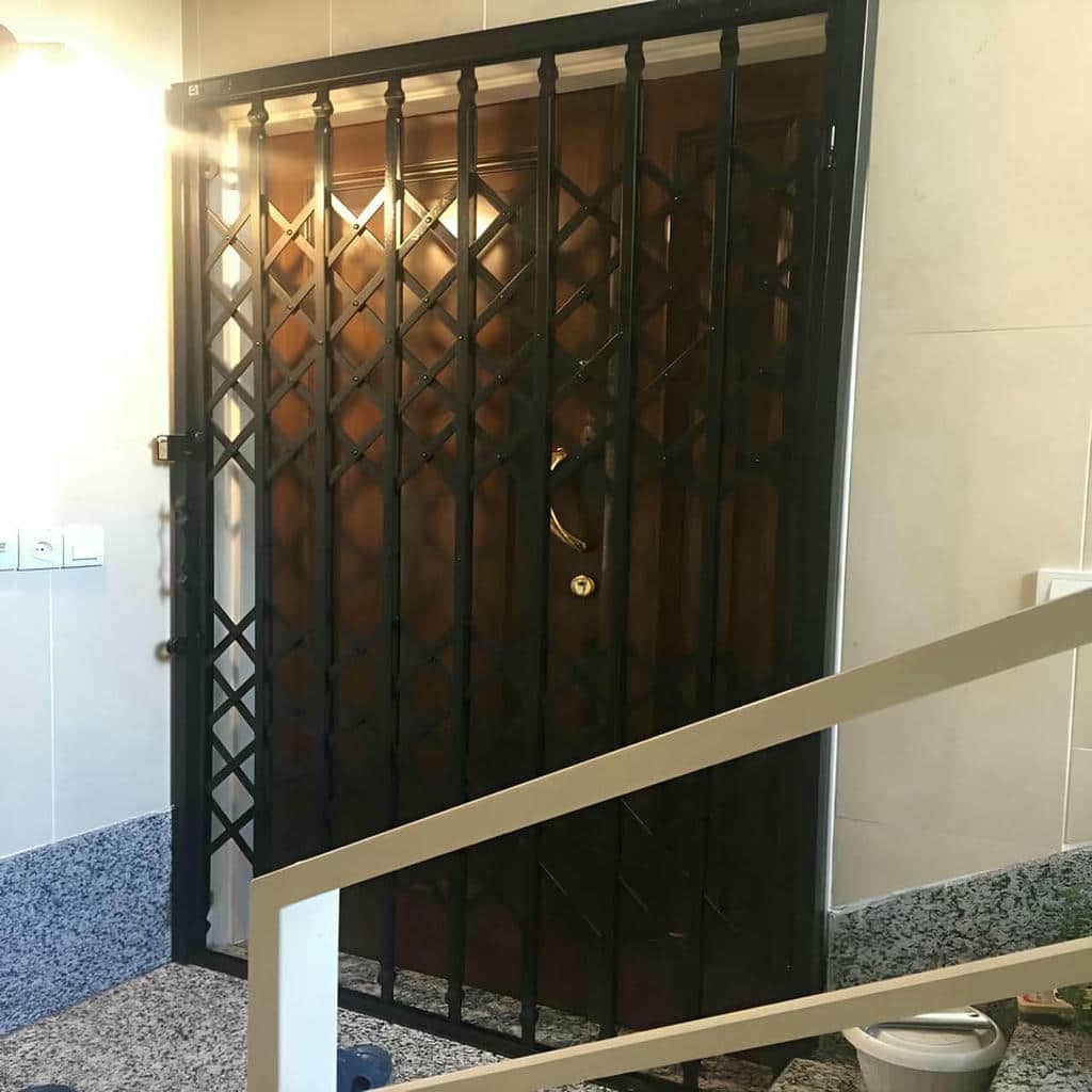 درب آکاردئونی ویلا در سبزوار