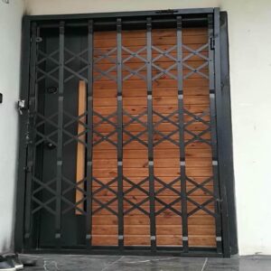 درب آکاردئونی ویلا در باغ عباس‌آباد