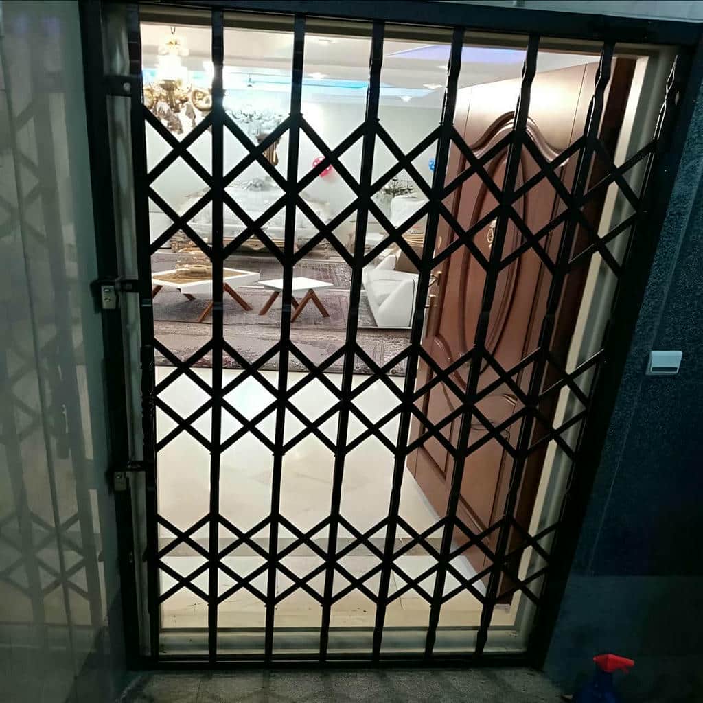 درب آکاردئونی ویلا در شهرکرد