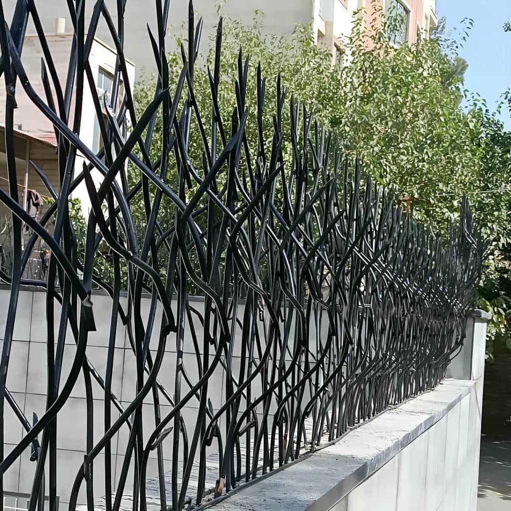 نصب حفاظ شاخ گوزنی حیاط خانه در اصفهان