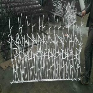 حفاظ شاخ گوزنی در باغ عباس‌آباد