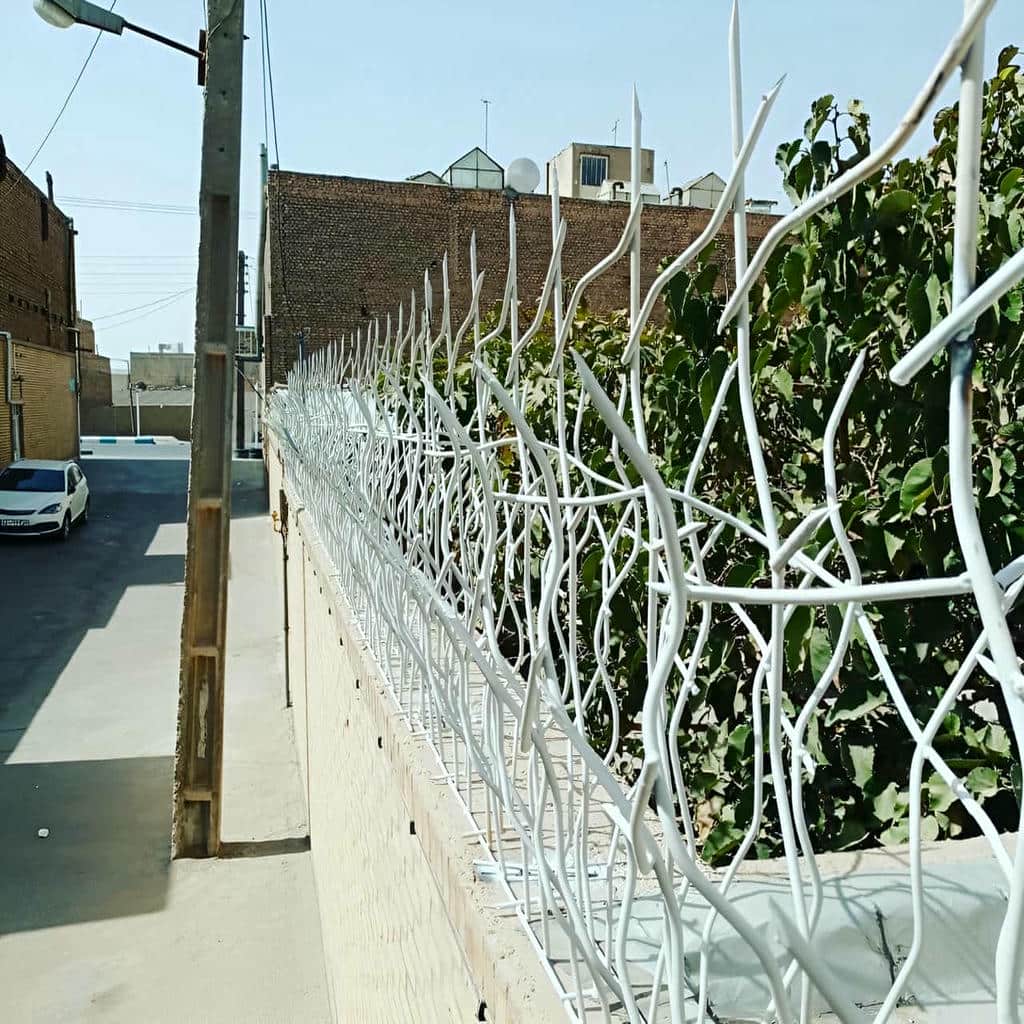 نصب حفاظ شاخ گوزنی دیوار ویلا در آبادان