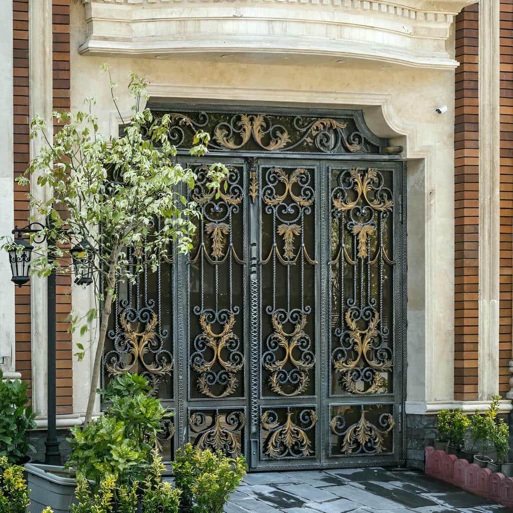 نصب درب حیاط فرفورژه رنگ کورهای در لواسان