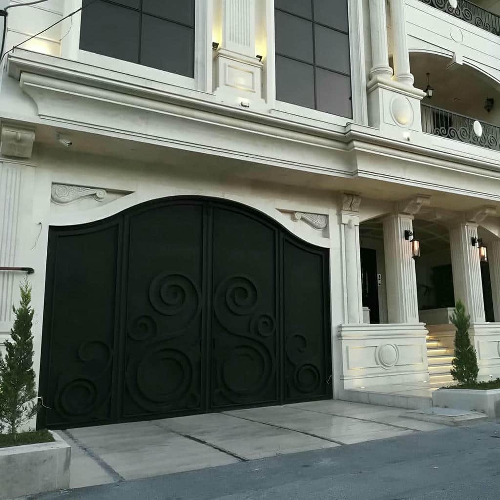 نصب درب حیاط فرفورژه مدرن در ایرانشهر