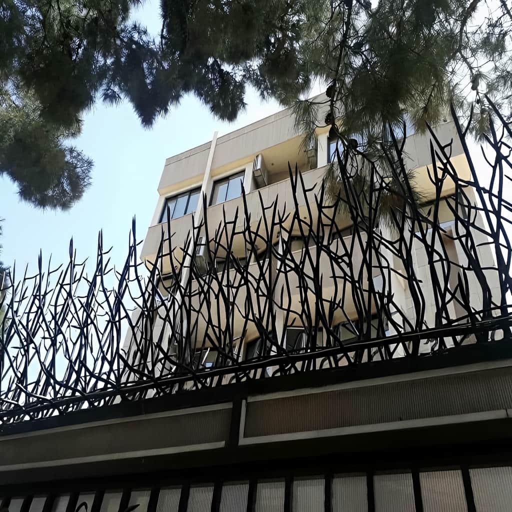 حفاظ سرنیزه ای با نصب محکم روی تاج دیوار