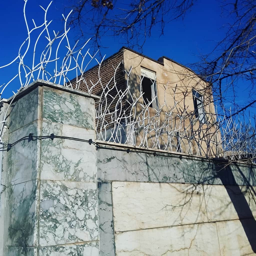 حفاظ شاخ گوزنی با نصب محکم روی تاج دیوار