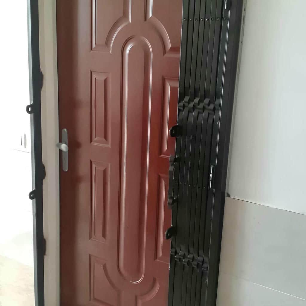 محافظ درب آپارتمان با آهن مقاوم فلزی