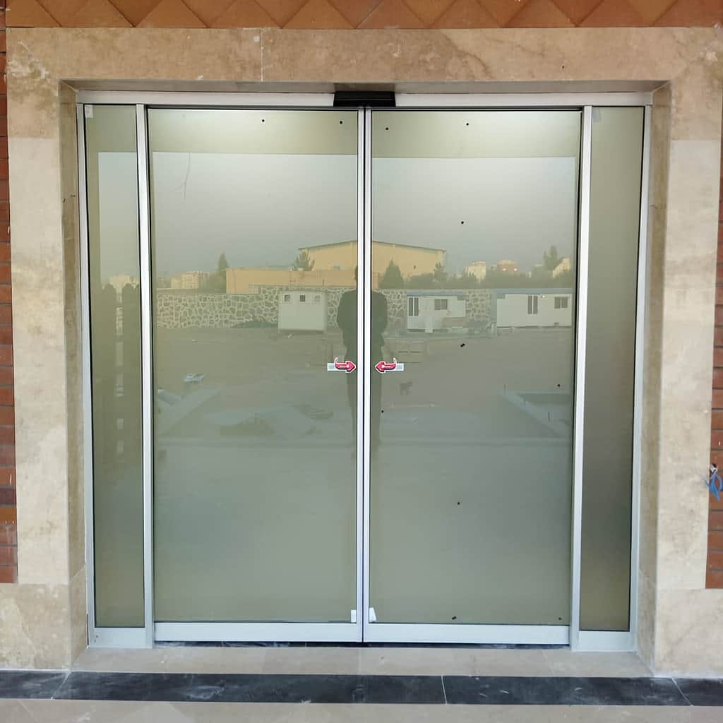 نصب درب اتوماتیک شیشه ای با اپراتور تنظیم شده