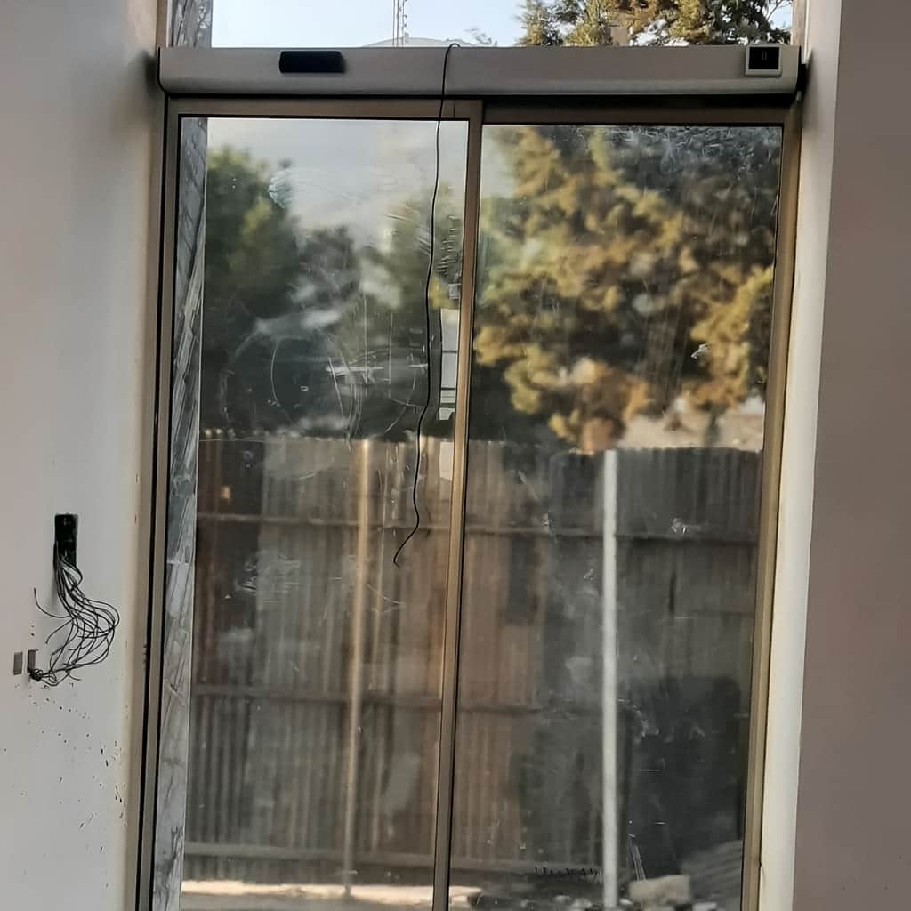 درب شیشه ای اتوماتیک کشویی با غلطک مقاوم حرکتی درب شیشه ای اتوماتیک کشویی با غلطک مقاوم حرکتی