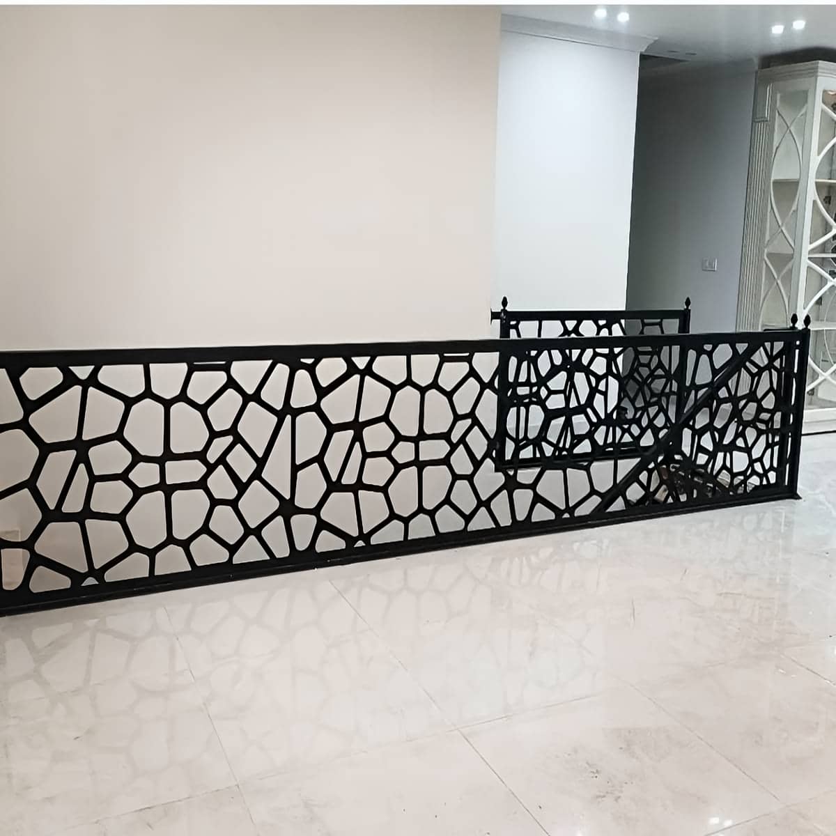 پنل دکوراتیو نرده سی ان سی با نصب دقیق روی راه پله