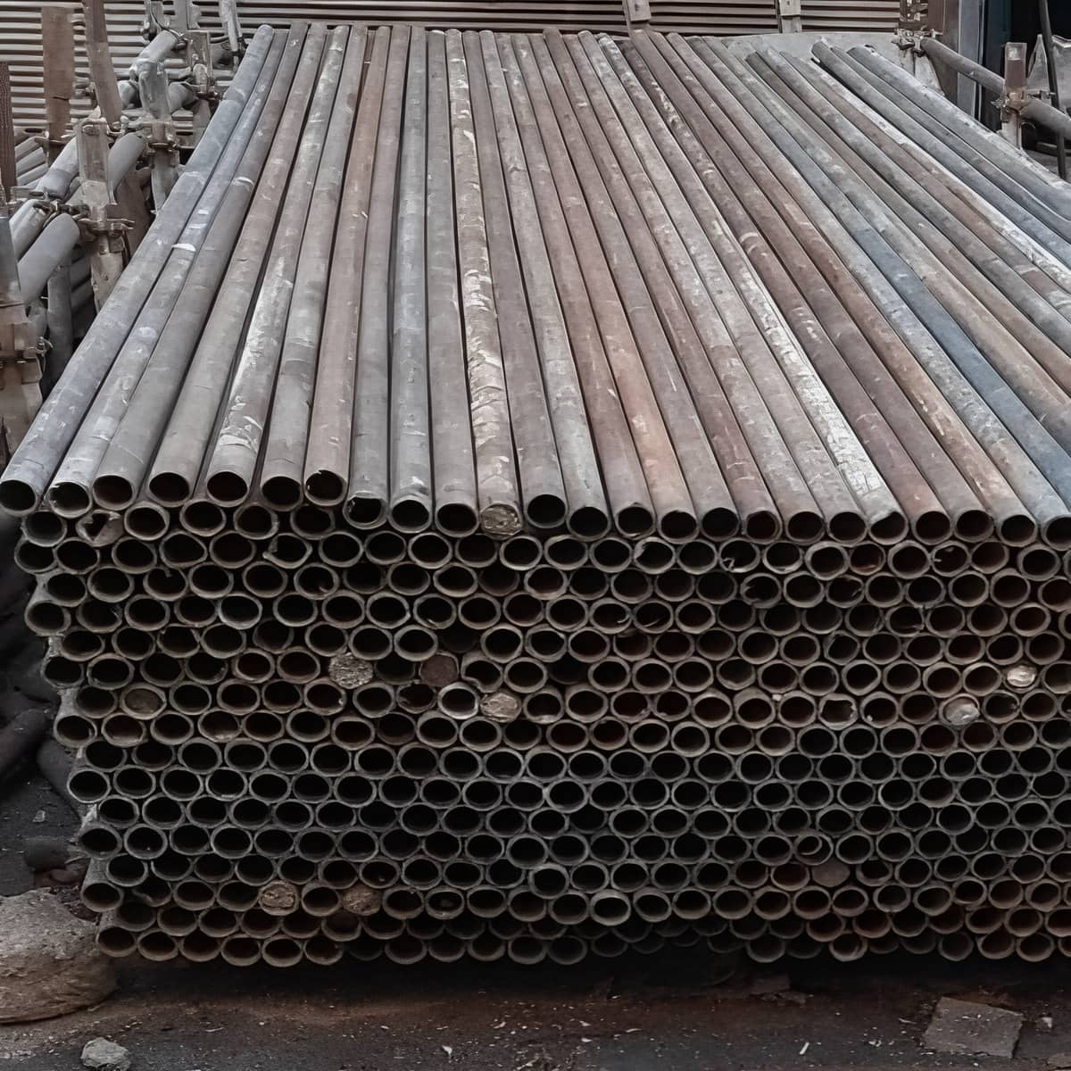 لوله داربست صنعتی برای نیروگاه کنار تجهیزات برق لوله داربست صنعتی برای نیروگاه کنار تجهیزات برق