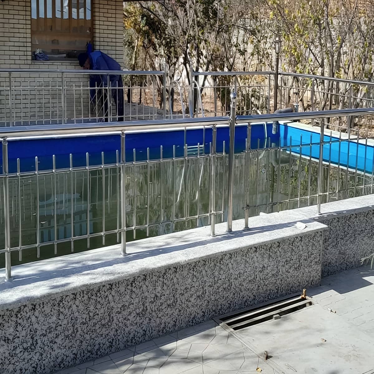 هندریل استیل دیواری با قطر مناسب برای گرفتن دست هندریل استیل دیواری با قطر مناسب برای گرفتن دست