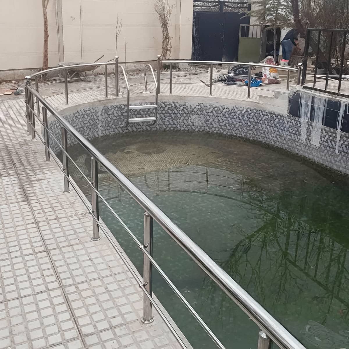 هندریل استیل دیواری با نصب دقیق روی دیوار راهرو هندریل استیل دیواری با نصب دقیق روی دیوار راهرو