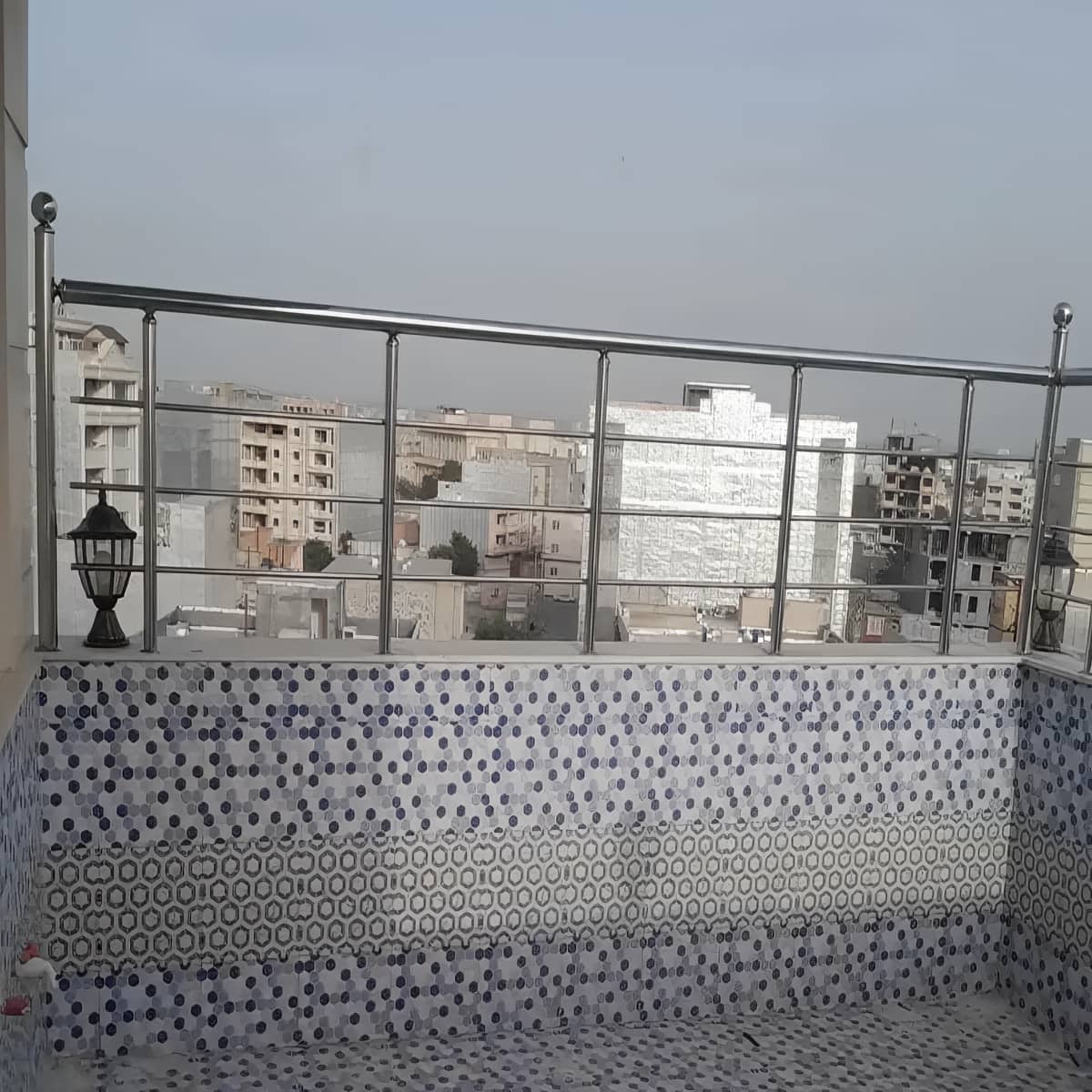هندریل استیل دیواری با لوله براق و پایه محکم هندریل استیل دیواری ایمن