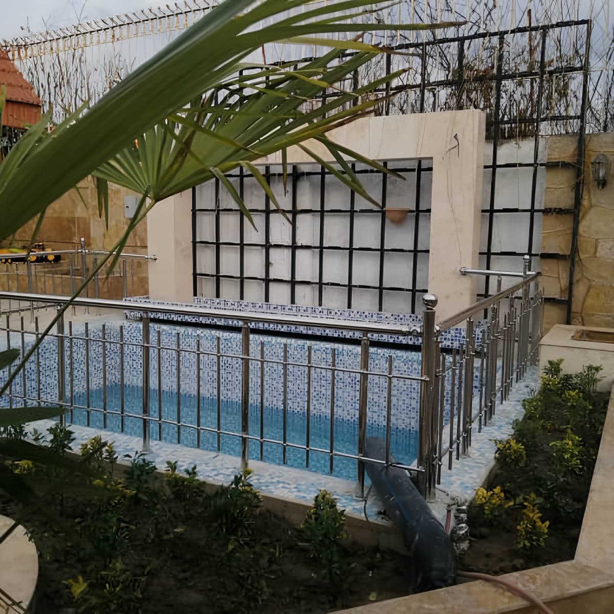 هندریل استیل دیواری با یراق هم راستا و مهار مطمئن هندریل استیل دیواری با یراق هم راستا و مهار مطمئن