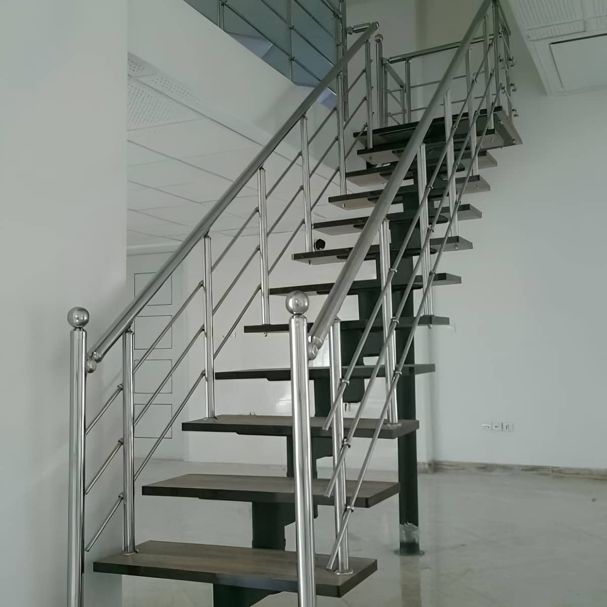 نرده استیل 304 ضدزنگ مقاوم با لوله براق و پایه محکم نرده استیل 304 ضدزنگ مقاوم