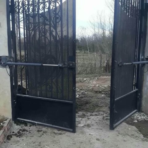 جک درب پارکینگ با پایه تراز شده روی ستون نصب فوری و خدمات سریع جک درب پارکینگ