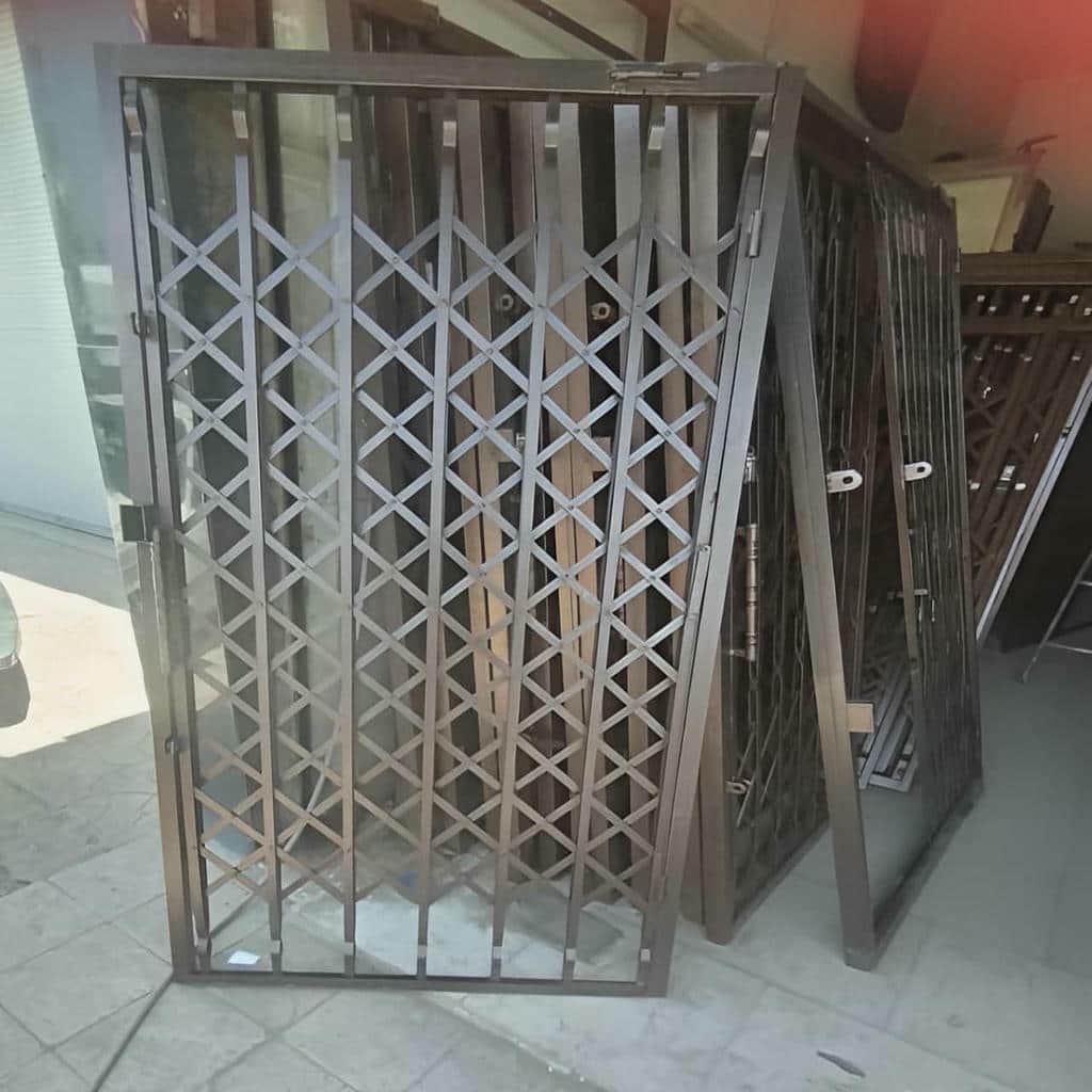 نصب حفاظ آکاردئونی کم جا راهرو با قفل مطمئن