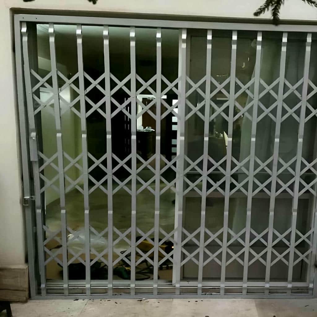 اجرای حفاظ آکاردئونی ورودی مجتمع روی چهارچوب مستحکم