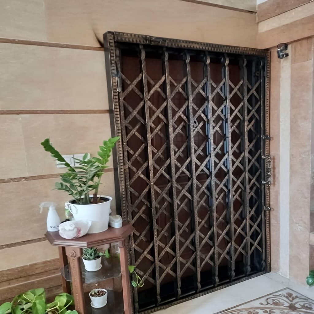 11 نمونه درب آکاردئونی طلایی سلطنتی