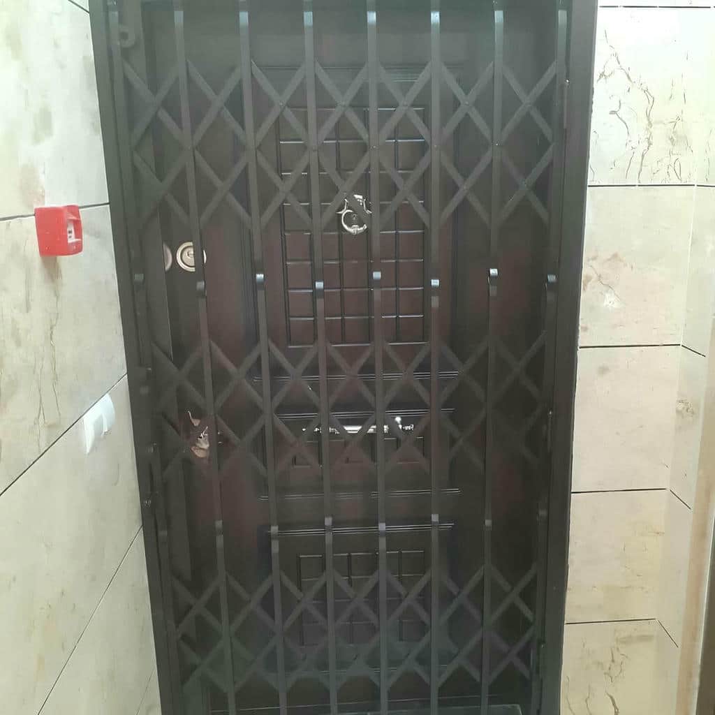 نصب درب آکاردئونی سفید طلایی با قفل مطمئن