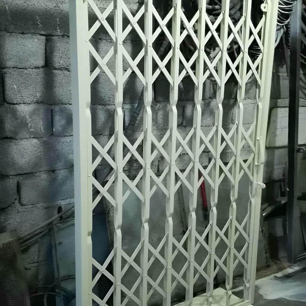 درب آکاردئونی سفید طلایی برای امنیت ورودی