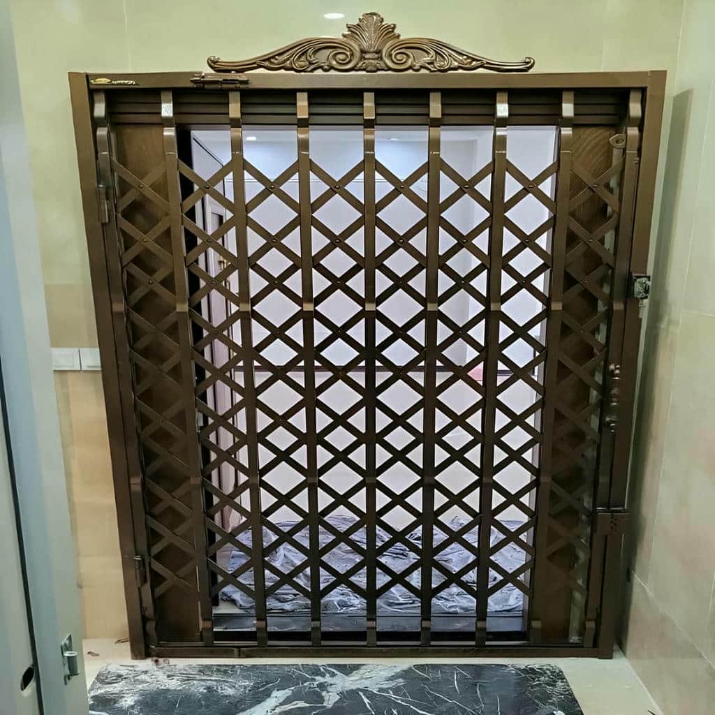 سفارش درب آکاردئونی مشکی اداری طرح سه‌گل