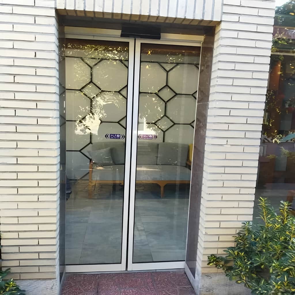 سفارش درب شیشه ای ورودی ساختمان اداری با قفل مطمئن