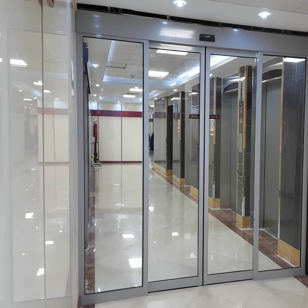 درب شیشه ای اتوماتیک فریم مشکی تلسکوپی با عبور ایمن