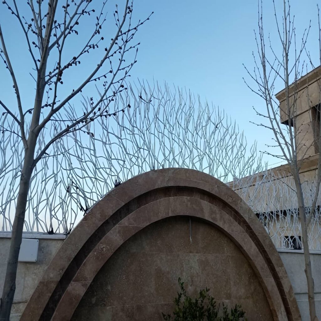 نصب حفاظ شاخ گوزنی پرتراکم امنیتی کنار دروازه