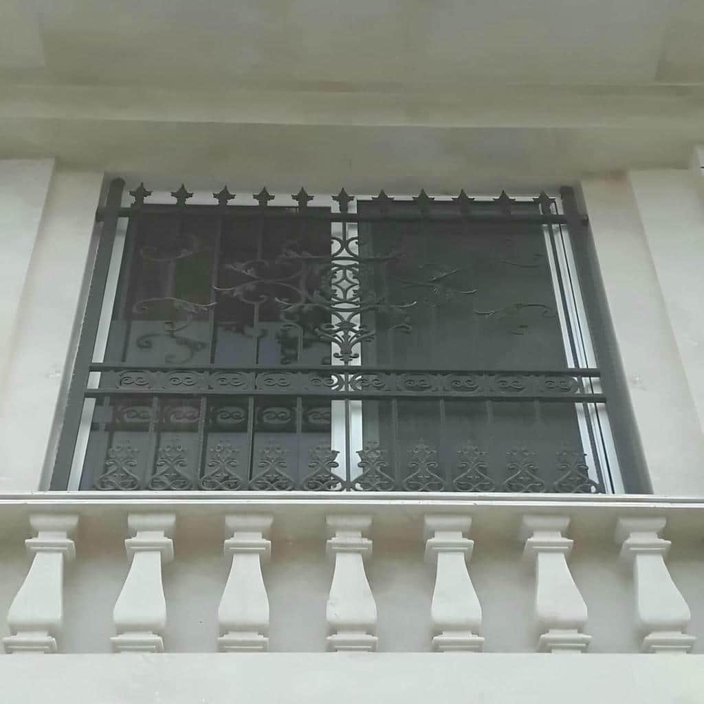 نصب حفاظ پنجره طبقه اول روی زیرسازی مطمئن