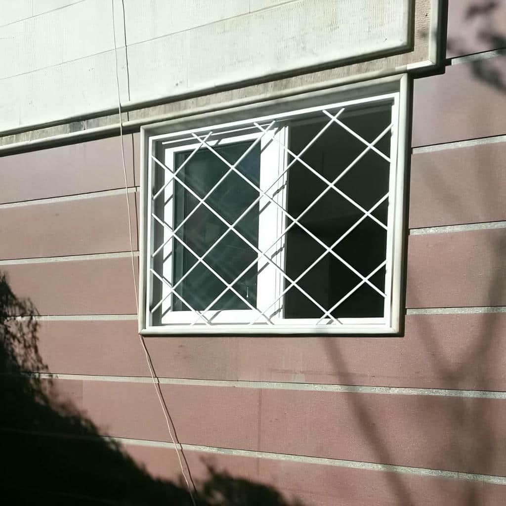 حفاظ پنجره ویلایی نمای باغ برای کنترل ورود