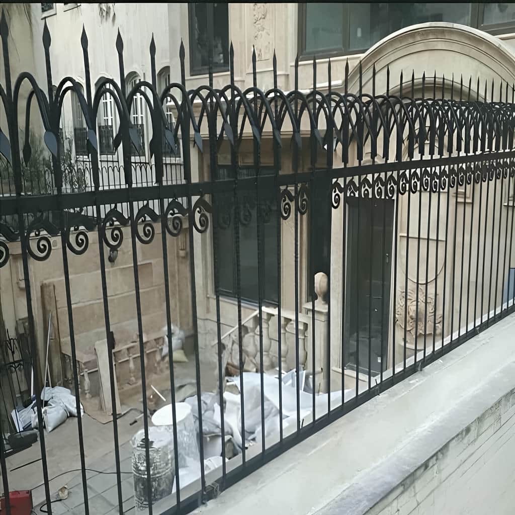 اجرای حفاظ دیوار سیم خاردار ترکیبی بدون مزاحمت رفتوآمد
