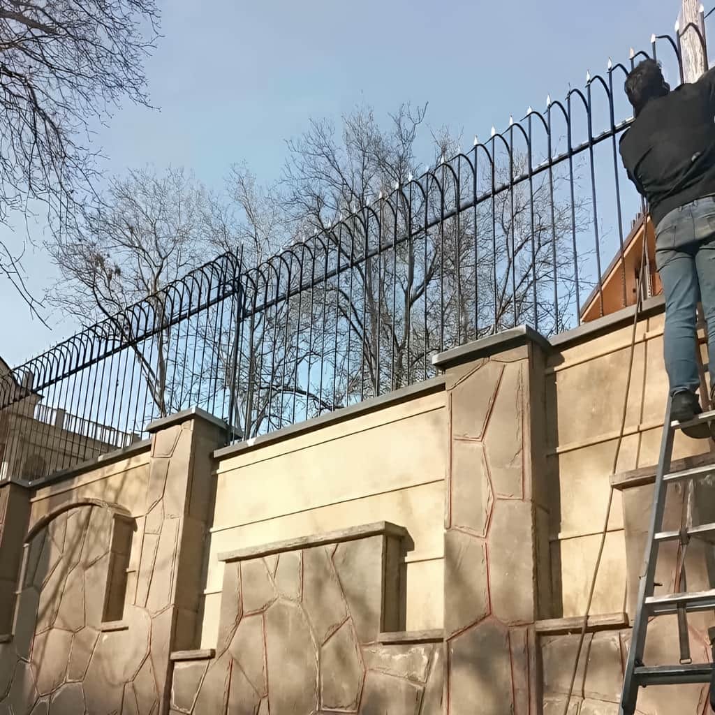 نصب حفاظ سرنیزه ای دیوار حیاط بدون مزاحمت رفتوآمد