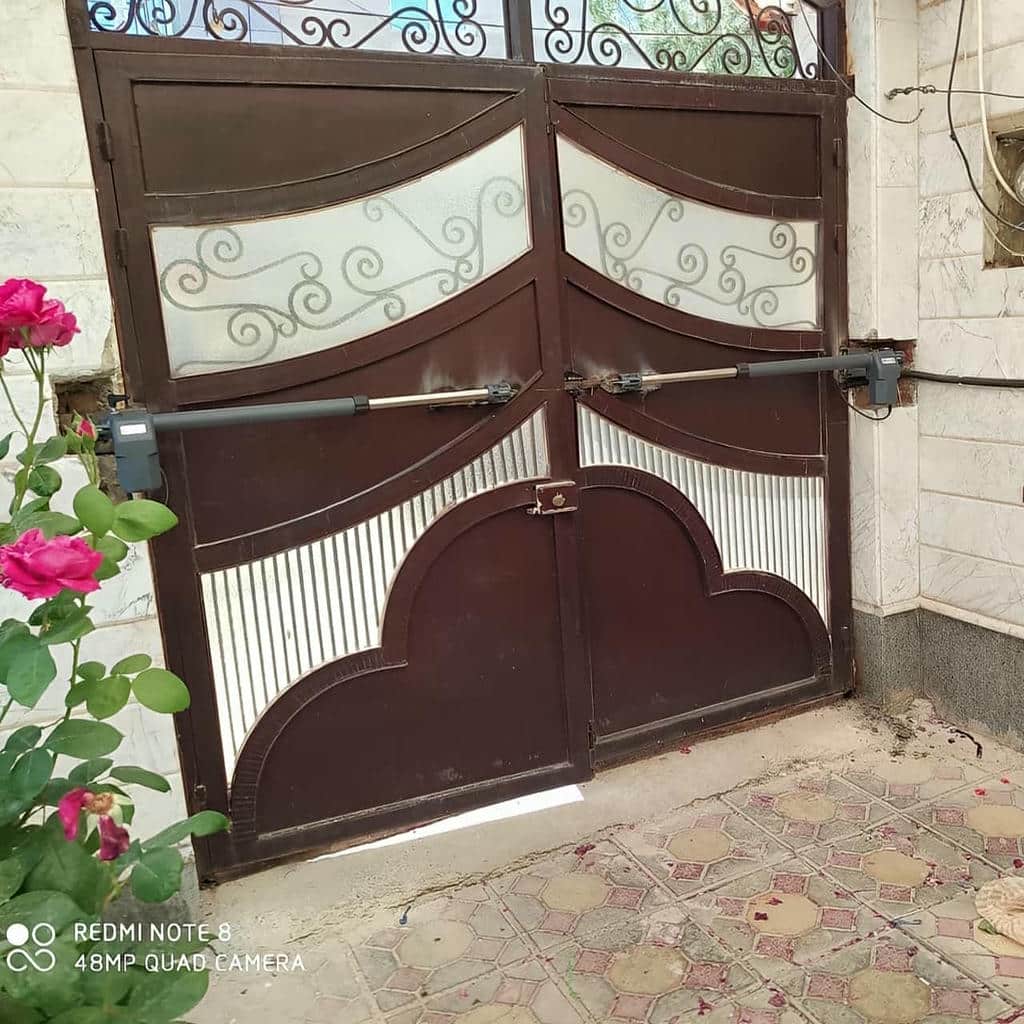 اجرای جک هیدرولیک صنعتی روی درب سنگین