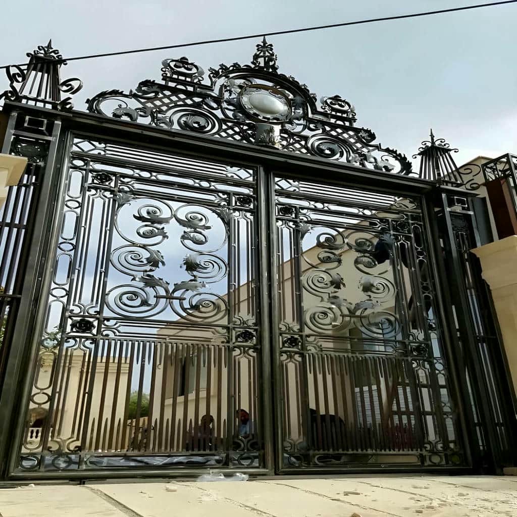 سفارش درب پارکینگ فلزی نمای ساختمان متناسب با دهانه