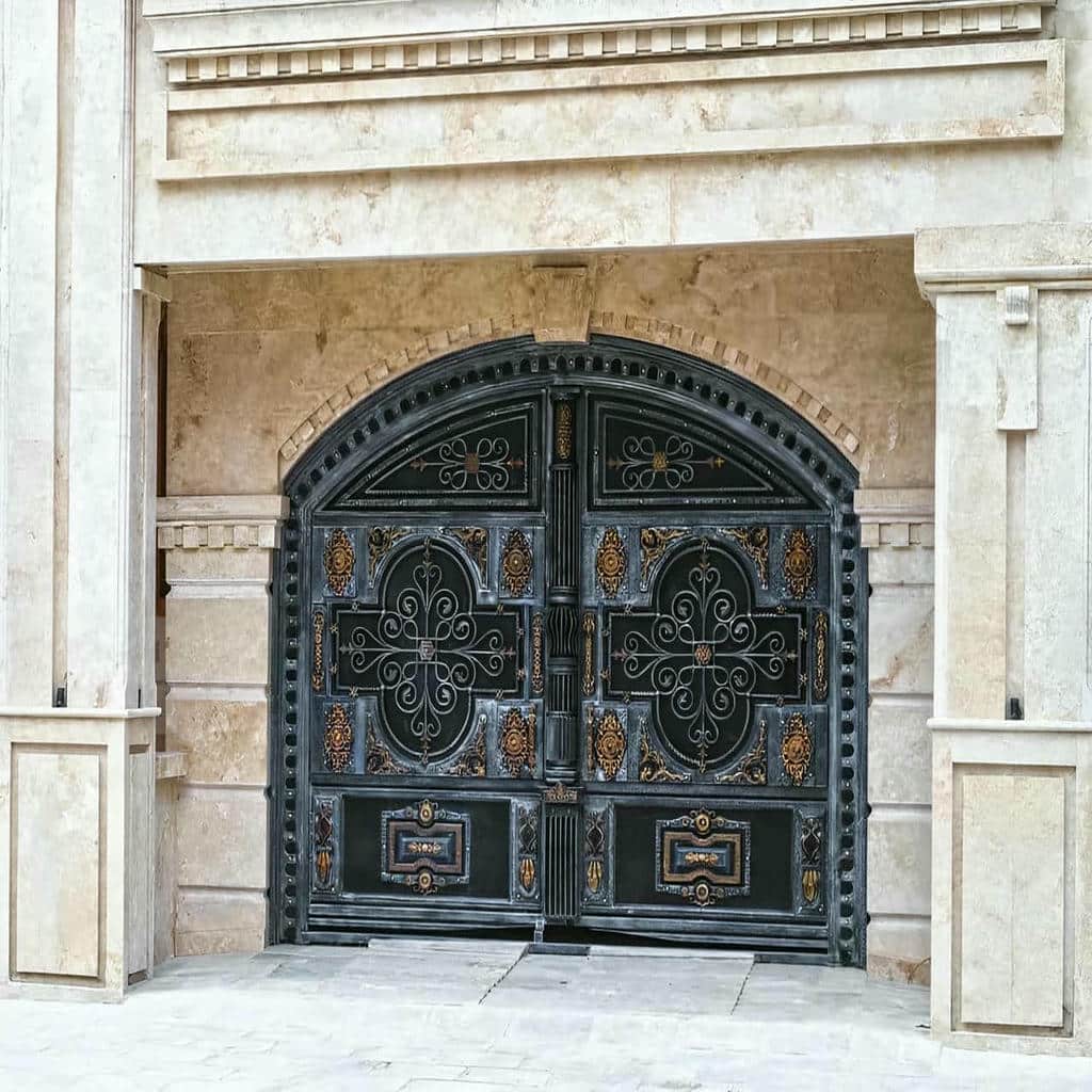 سفارش درب فرفورژه نمای رومی با تاج کلاسیک