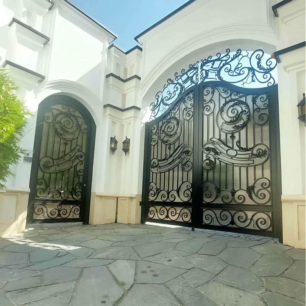 خرید درب پارکینگ فلزی نمای ساختمان با حرکت روان