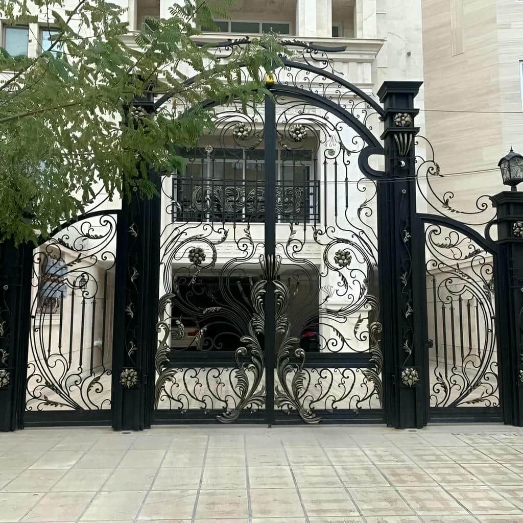 درب حیاط کشویی ریل زمینی لووردار با کنترل ورودی