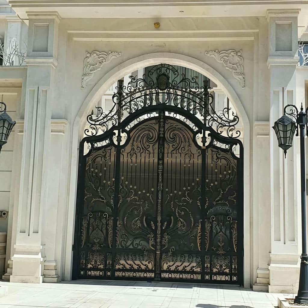 خدمات تعمیر درب پارکینگ کشویی محوطه و تنظیم قفل