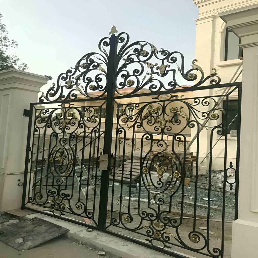 درب فلزی لاکچری نمای ویلا با پنل یکپارچه