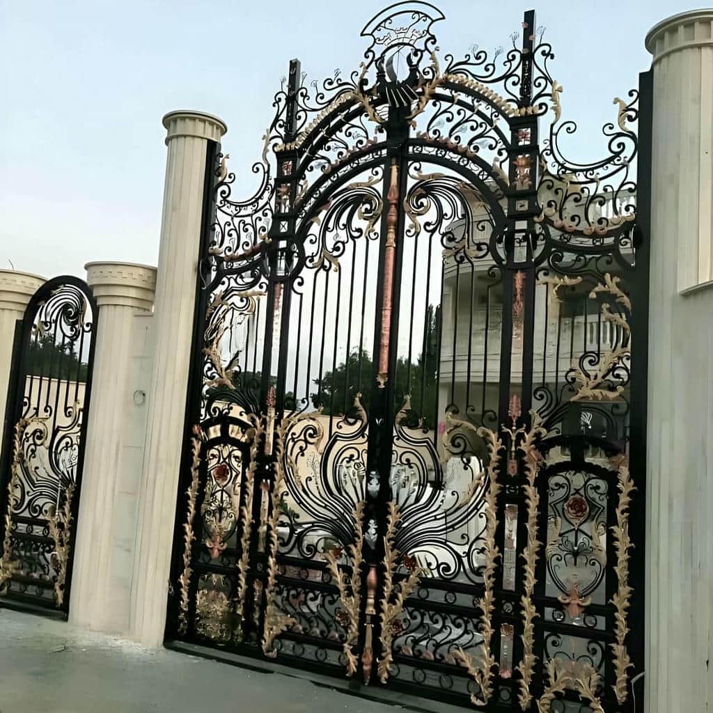 اجرای درب پارکینگ فرفورژه نمای رومی برای عبور ایمن