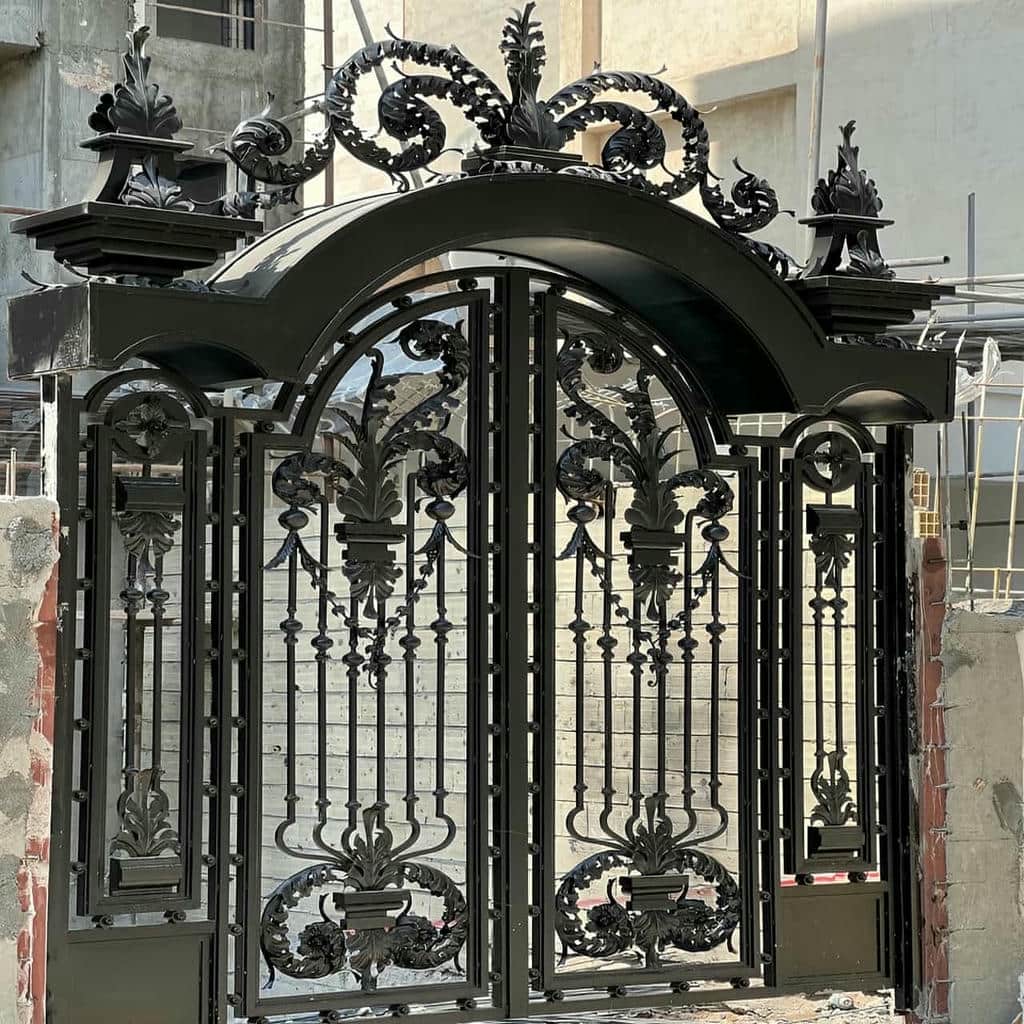 درب کشویی ریل زمینی ورق‌دار برای حفظ حریم پارکینگ