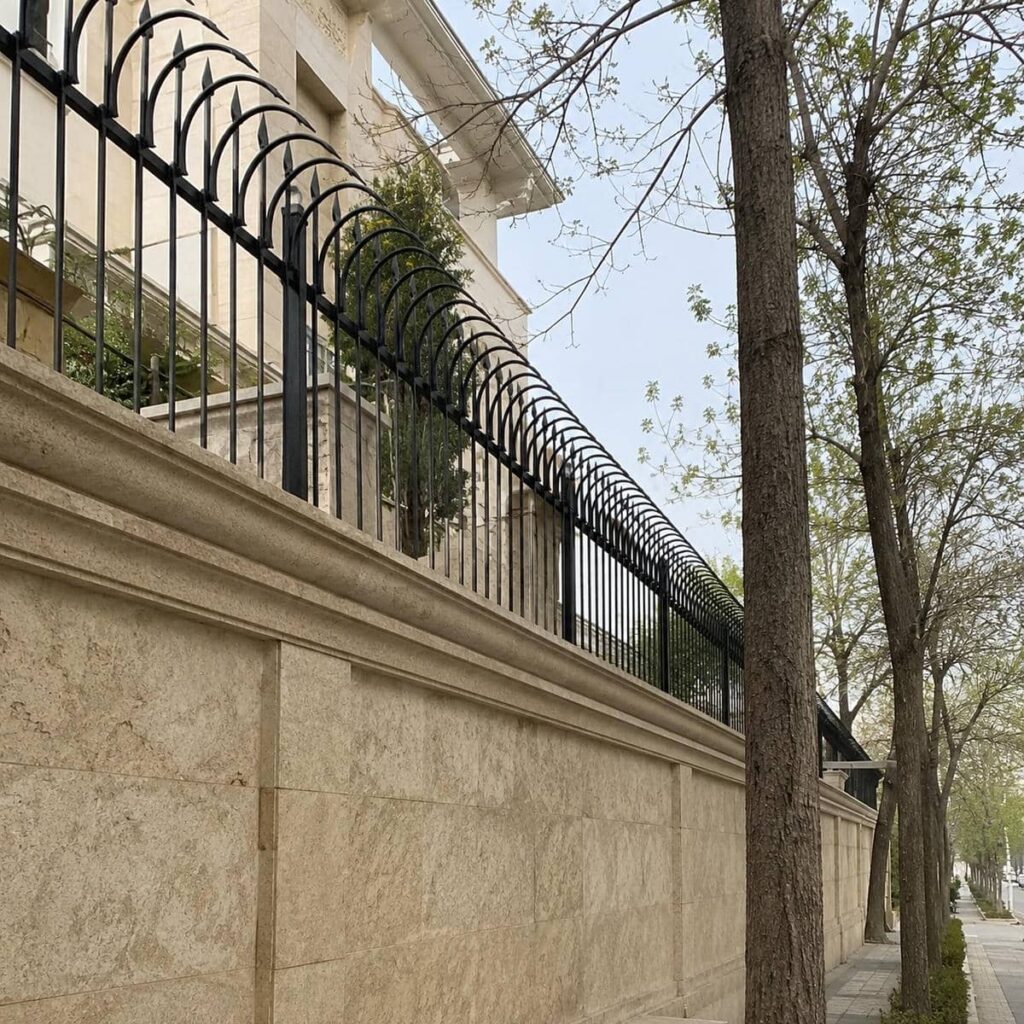 نصب حفاظ دیوار شیک بدون آسیب به تراورتن
