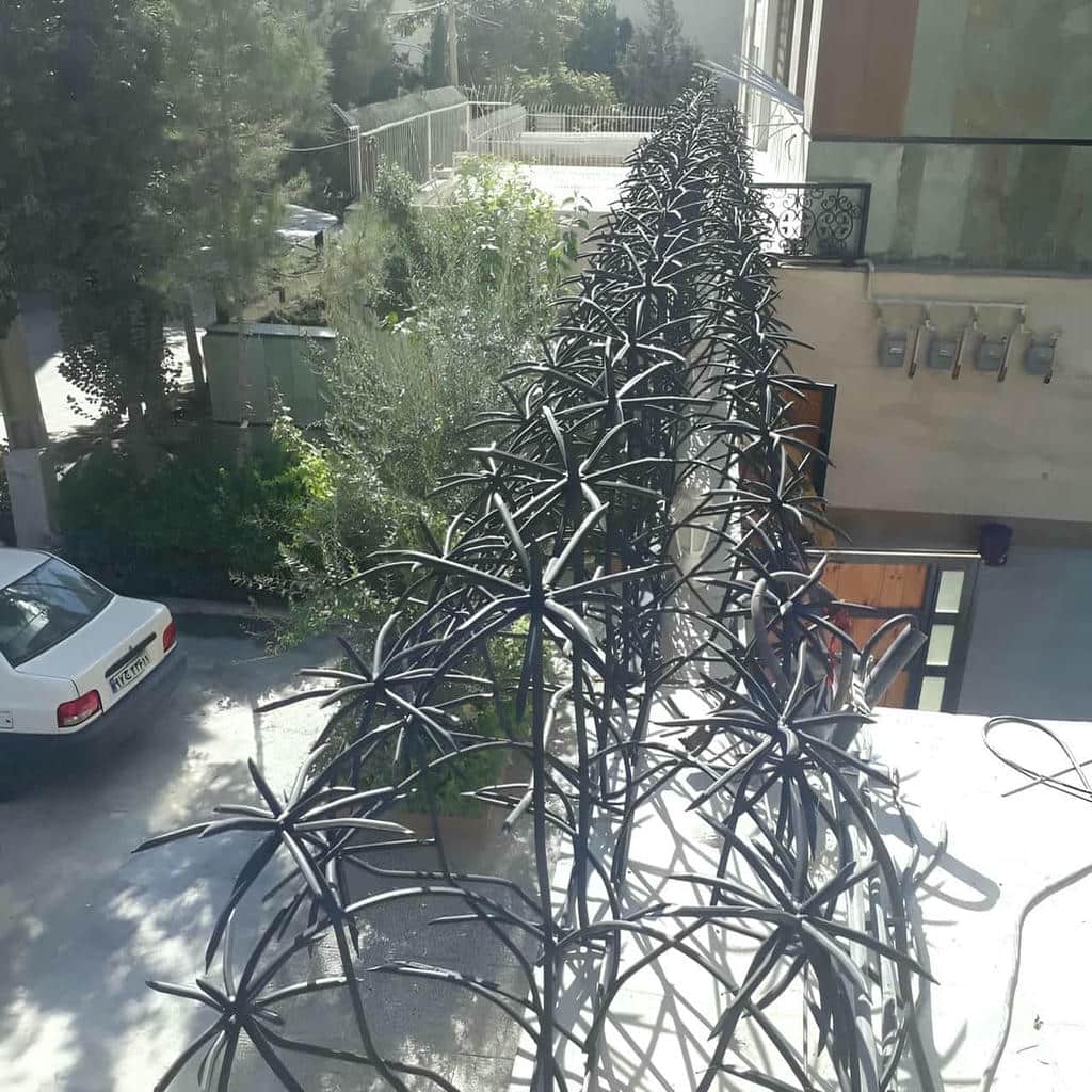 نرده روی دیوار لیلیوم