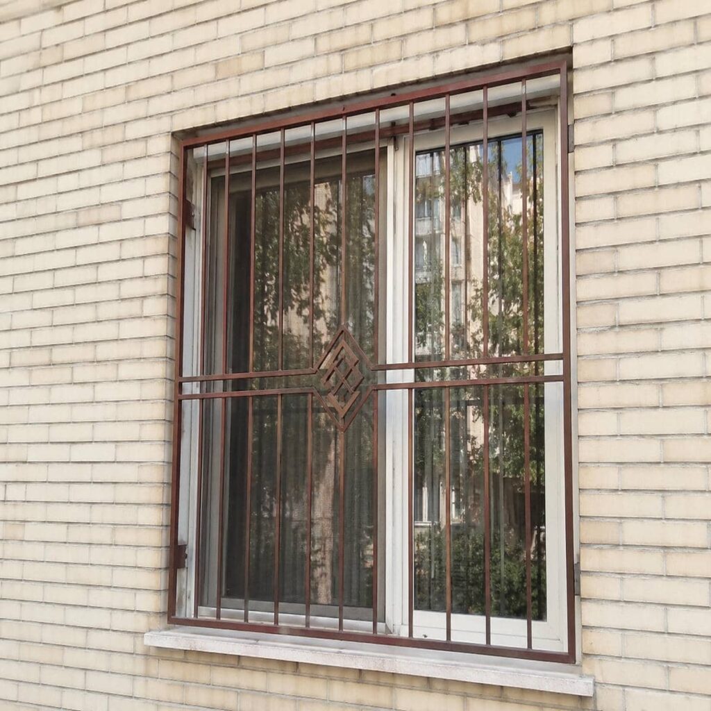 نصب حفاظ پنجره شیک قاب دار روی زیرسازی مطمئن