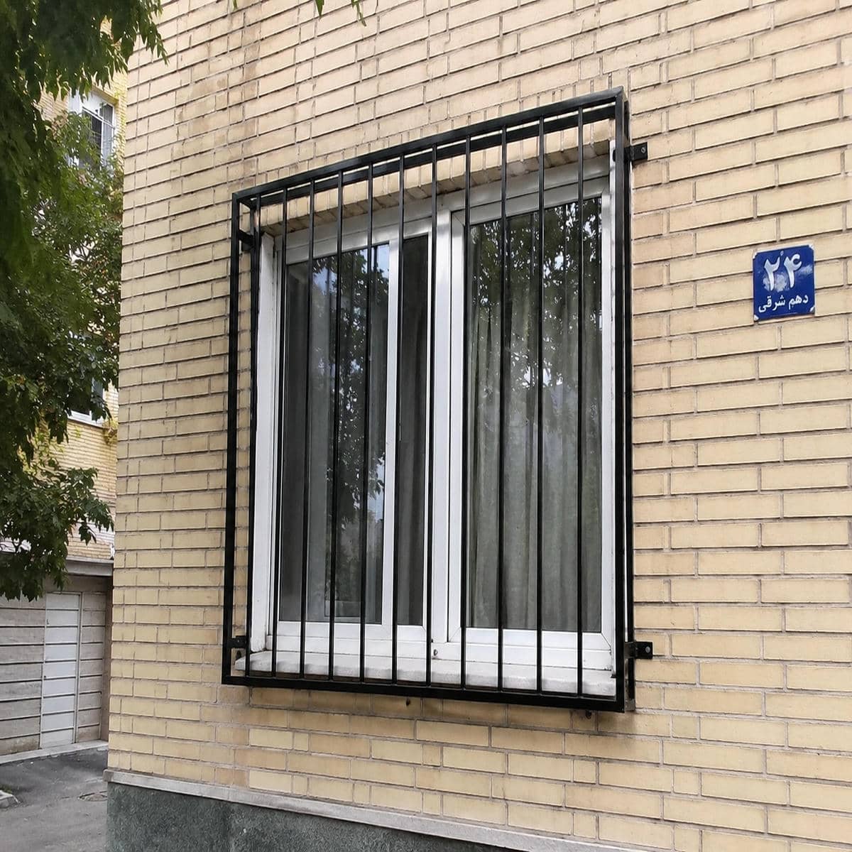 7 مدل حفاظ پنجره جای گلدان دار 7 مدل حفاظ پنجره جای گلدان دار