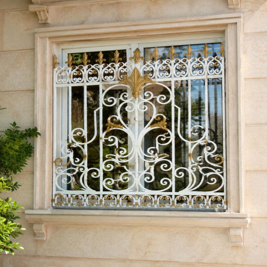 اجرای حفاظ پنجره شیک قاب دار با شبکه عمودی